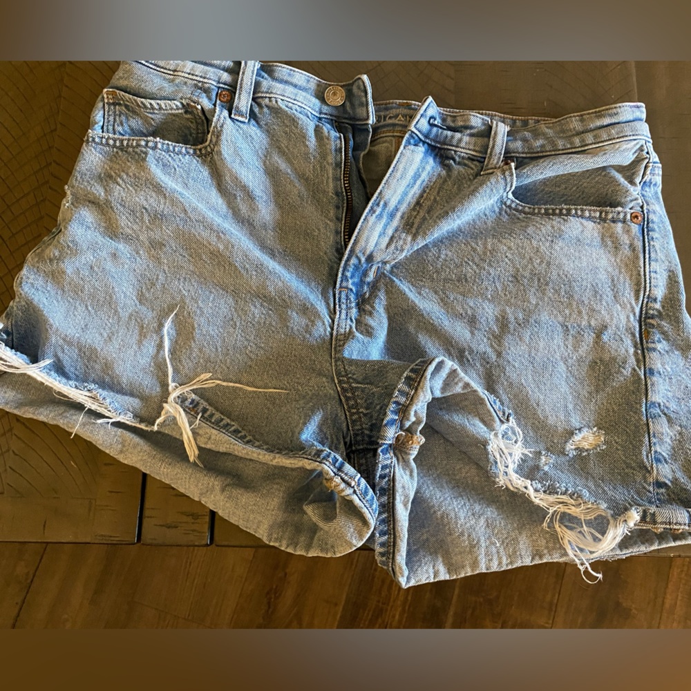 AMERICAN EAGLE MOM SHORTS